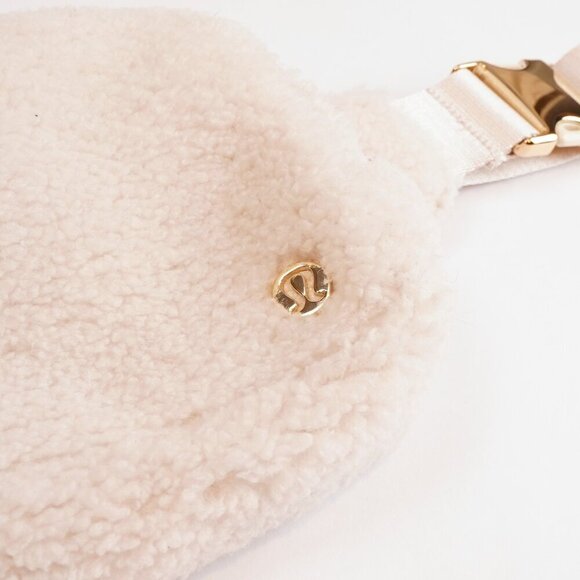 Lululemon Everywhere Belt Bag Large 2L Sherpa Fleece White Opal Gold - Picture 5 of 7